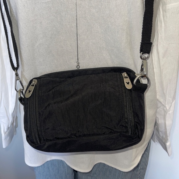 Authentic Disneyland Resort Crossbody Fanny Pack Mickey Mouse Disney Black Red - Picture 4 of 10